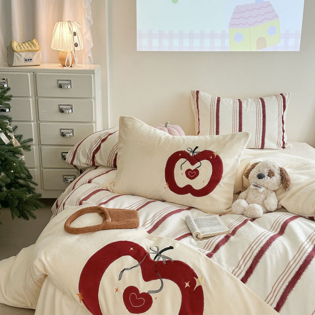 91家纺网 家纺一手货源 找家纺 觅糖家纺 2025新款牛奶绒卡通贴布绣系列四件套 红苹果乐园