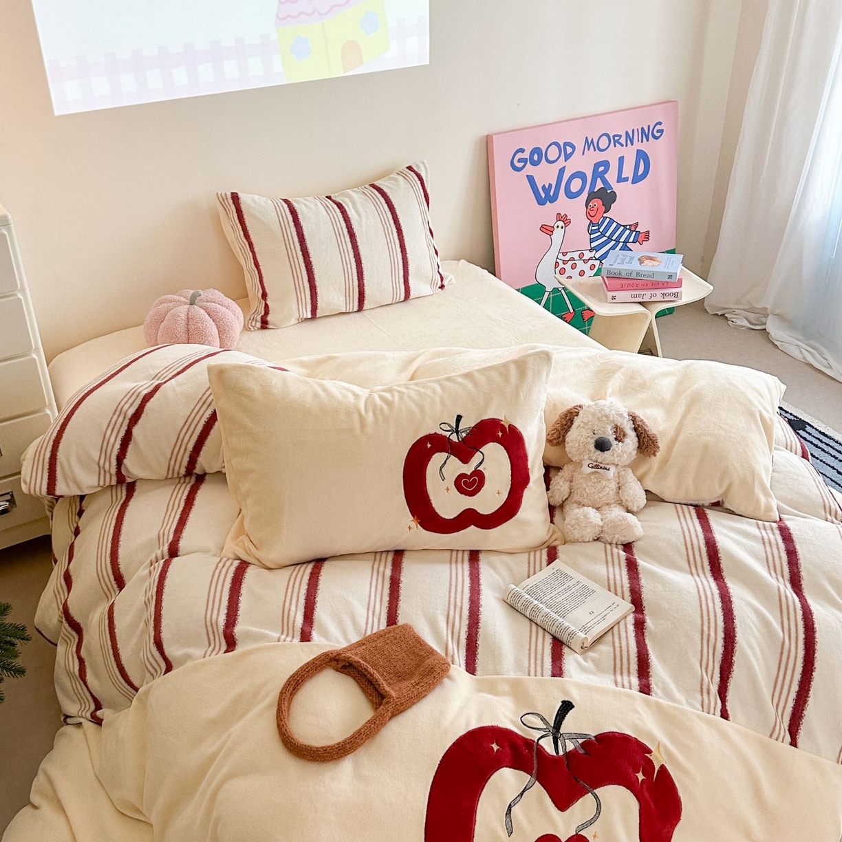 91家纺网 家纺一手货源 找家纺 觅糖家纺 2025新款牛奶绒卡通贴布绣系列四件套 红苹果乐园