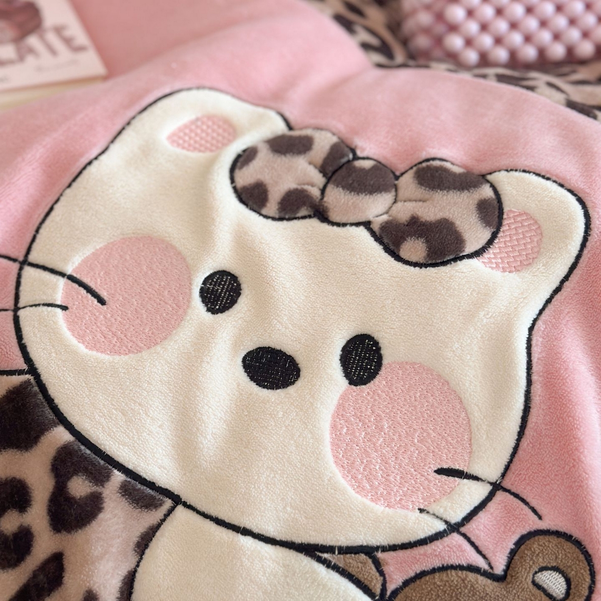 91家纺网 家纺一手货源 找家纺 觅糖家纺 2025新款牛奶绒卡通贴布绣系列四件套 豹纹小猫