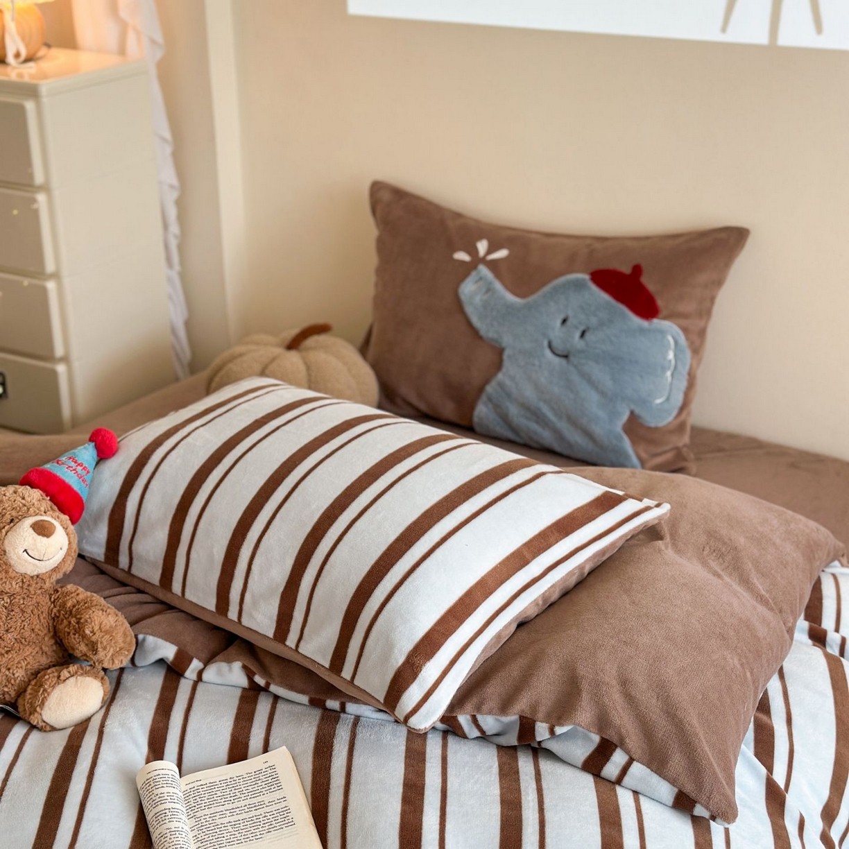 91家纺网 家纺一手货源 找家纺 觅糖家纺 2025新款牛奶绒卡通贴布绣系列四件套 嬉戏小象