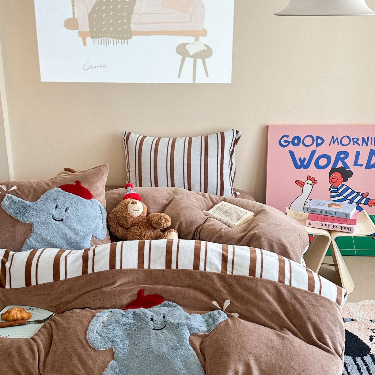 91家纺网 家纺一手货源 找家纺 觅糖家纺 2025新款牛奶绒卡通贴布绣系列四件套 嬉戏小象