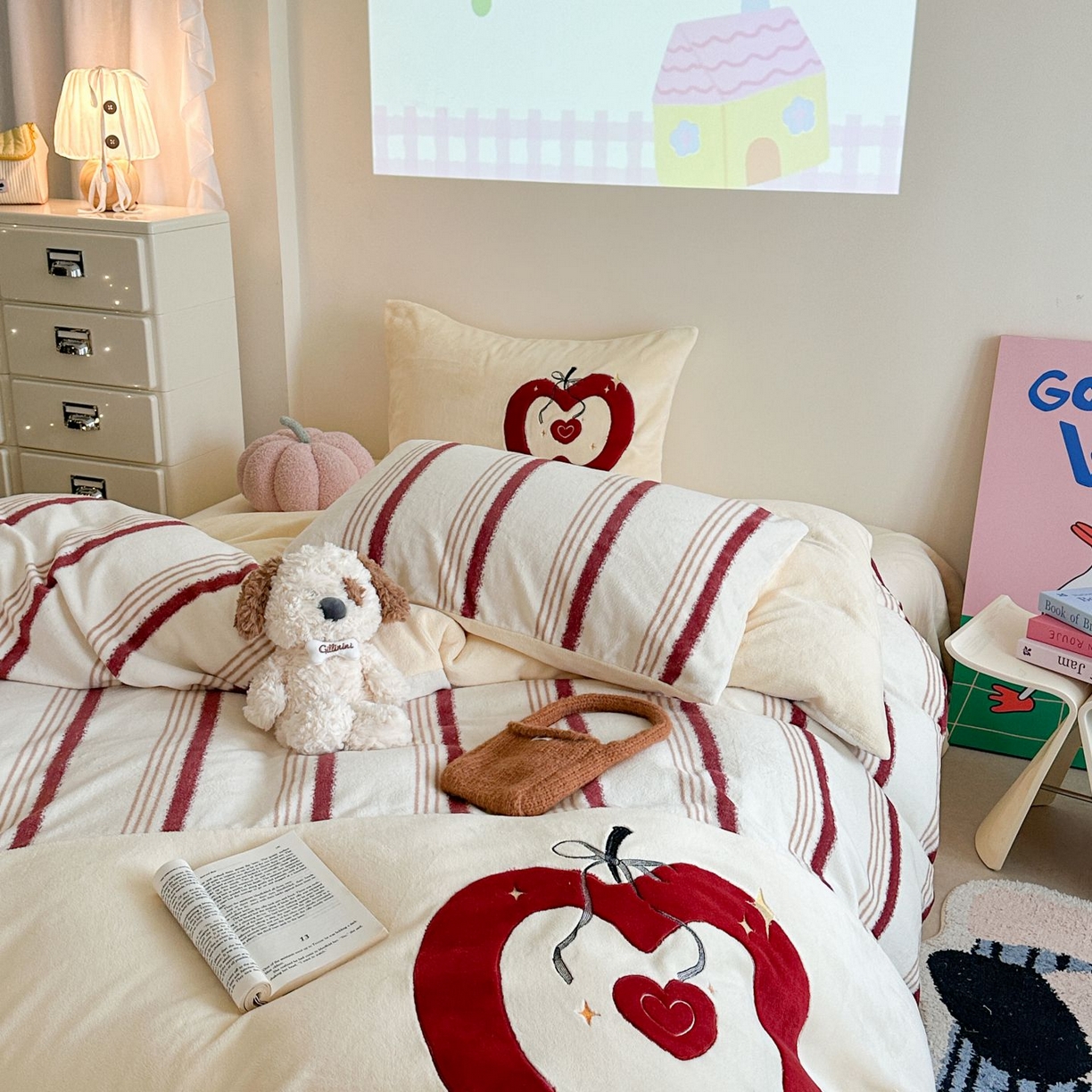 91家纺网 家纺一手货源 找家纺 觅糖家纺 2025新款牛奶绒卡通贴布绣系列四件套 红苹果乐园