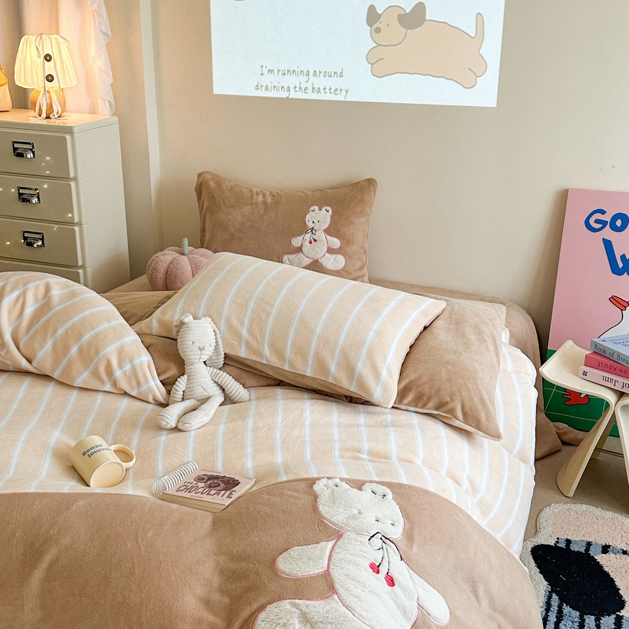 91家纺网 家纺一手货源 找家纺 觅糖家纺 2025新款牛奶绒卡通贴布绣系列四件套 兔小姐