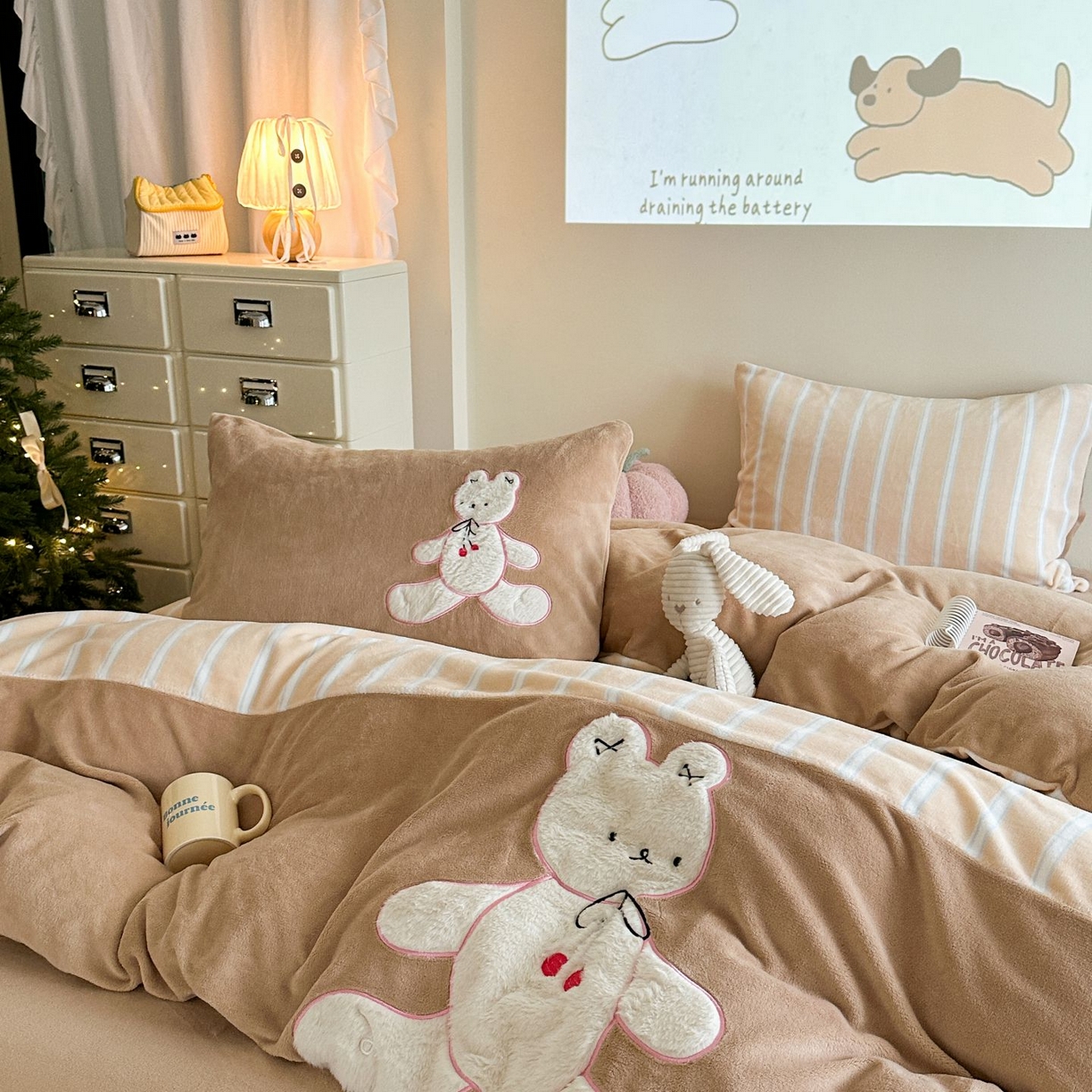 91家纺网 家纺一手货源 找家纺 觅糖家纺 2025新款牛奶绒卡通贴布绣系列四件套 兔小姐