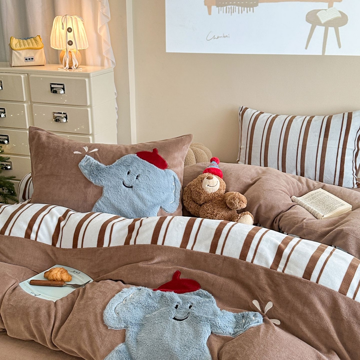 91家纺网 家纺一手货源 找家纺 觅糖家纺 2025新款牛奶绒卡通贴布绣系列四件套 嬉戏小象