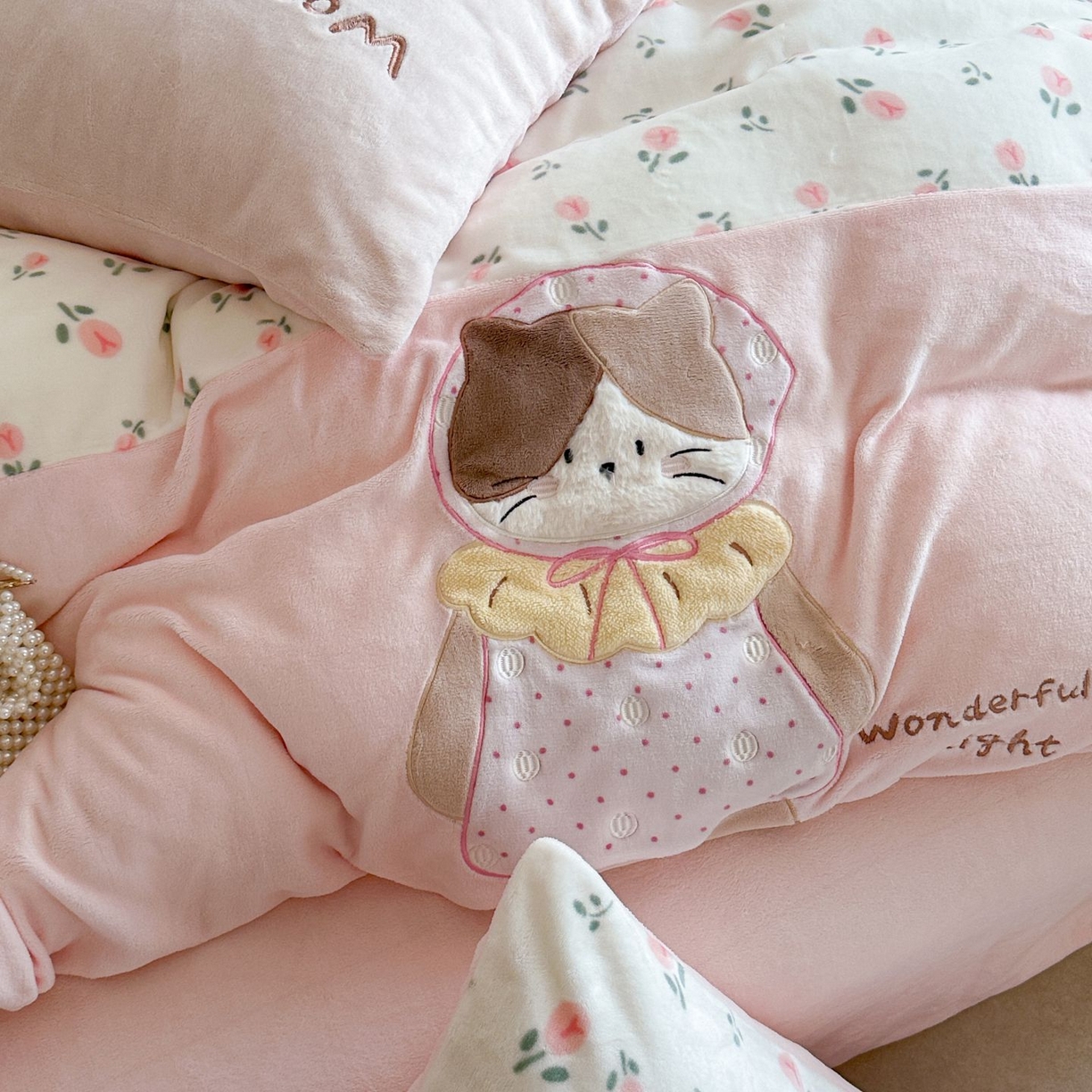 91家纺网 家纺一手货源 找家纺 觅糖家纺 2025新款牛奶绒卡通贴布绣系列四件套 三花猫咪