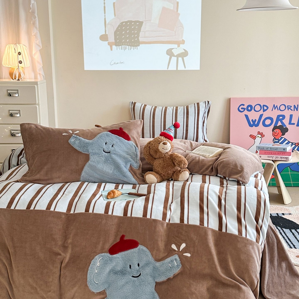 91家纺网 家纺一手货源 找家纺 觅糖家纺 2025新款牛奶绒卡通贴布绣系列四件套 嬉戏小象