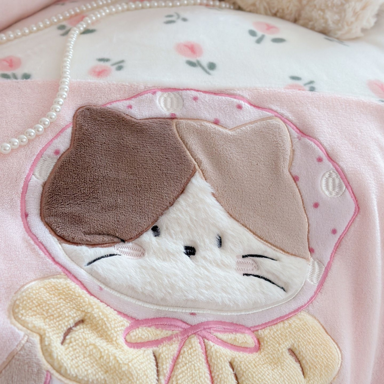 91家纺网 家纺一手货源 找家纺 觅糖家纺 2025新款牛奶绒卡通贴布绣系列四件套 三花猫咪