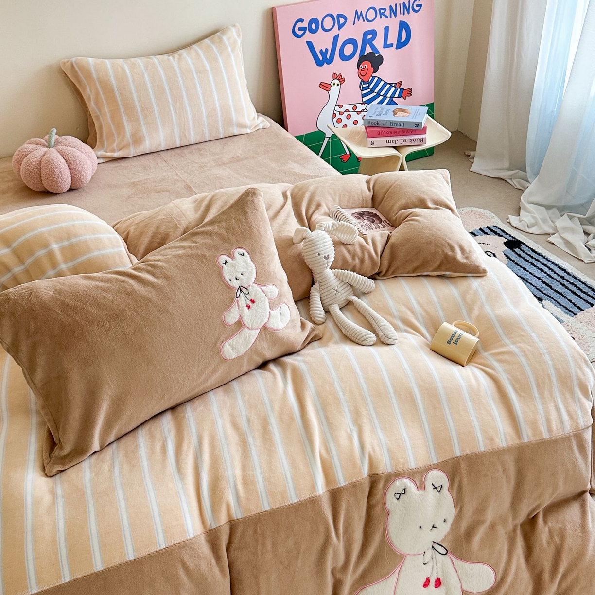 91家纺网 家纺一手货源 找家纺 觅糖家纺 2025新款牛奶绒卡通贴布绣系列四件套 兔小姐