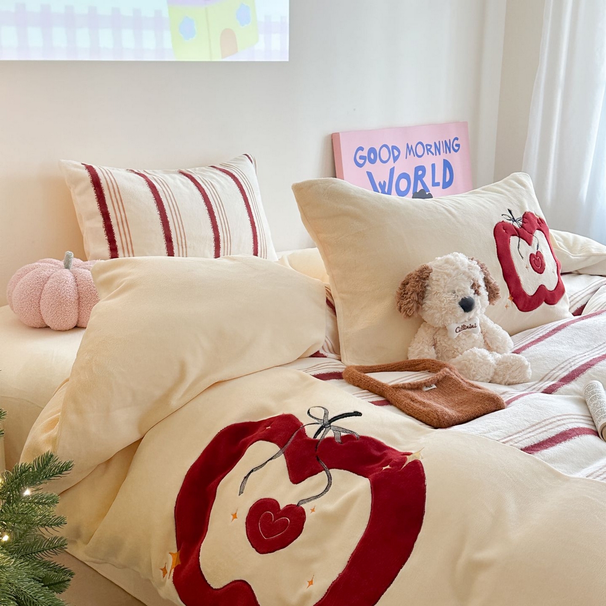 91家纺网 家纺一手货源 找家纺 觅糖家纺 2025新款牛奶绒卡通贴布绣系列四件套 红苹果乐园