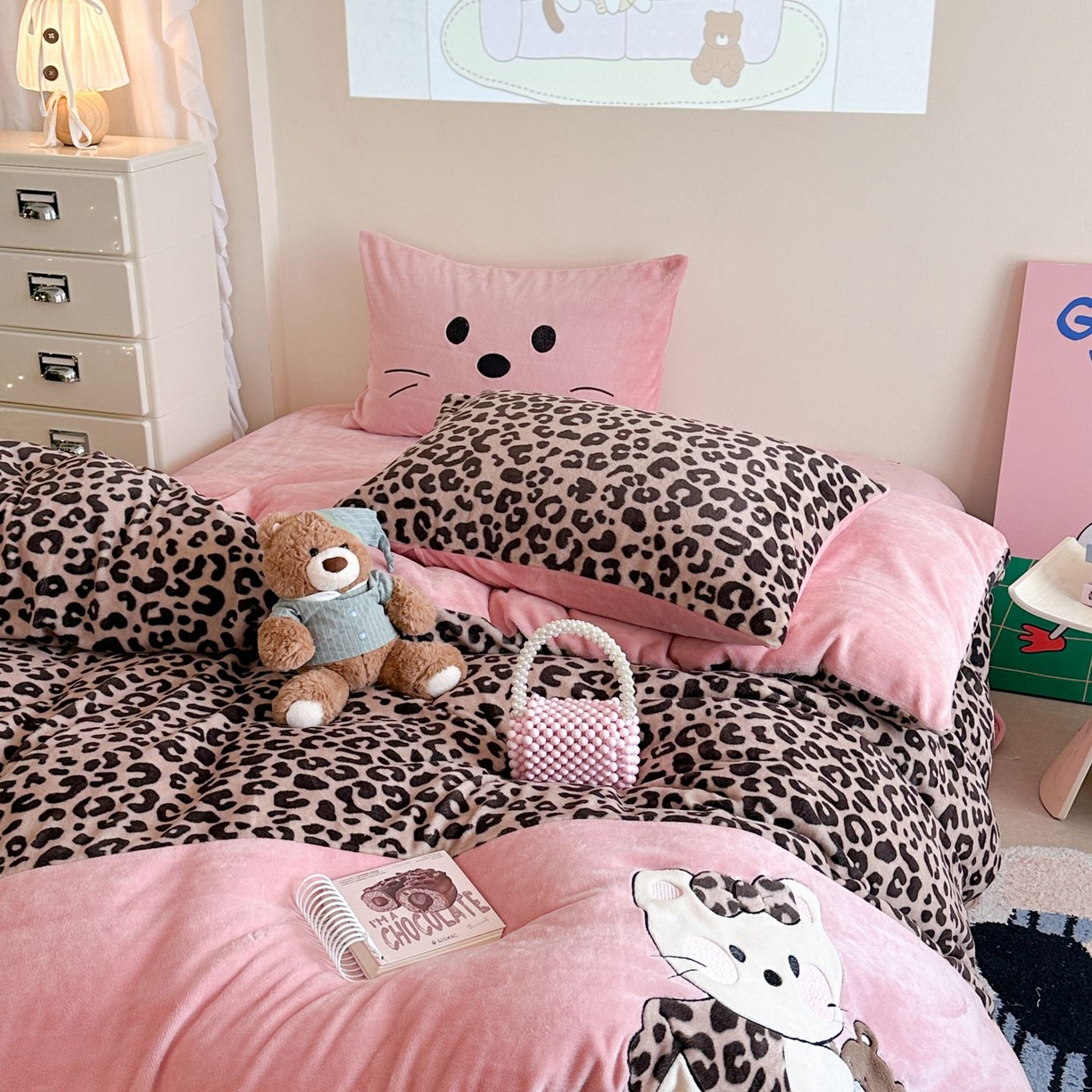 91家纺网 家纺一手货源 找家纺 觅糖家纺 2025新款牛奶绒卡通贴布绣系列四件套 豹纹小猫