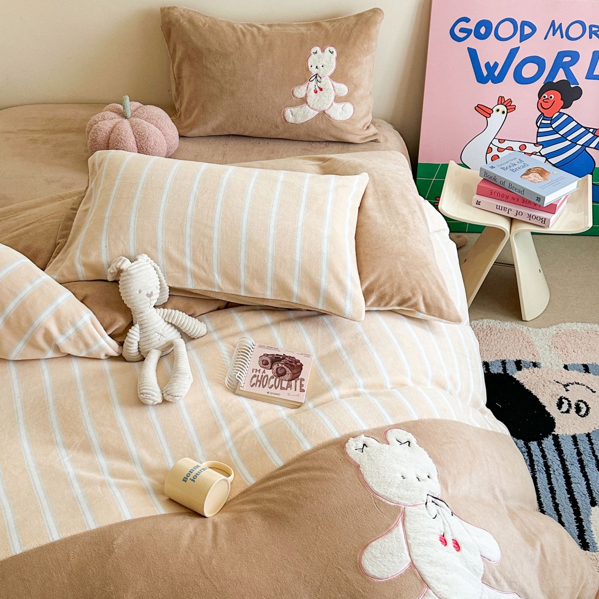 91家纺网 家纺一手货源 找家纺 觅糖家纺 2025新款牛奶绒卡通贴布绣系列四件套 兔小姐