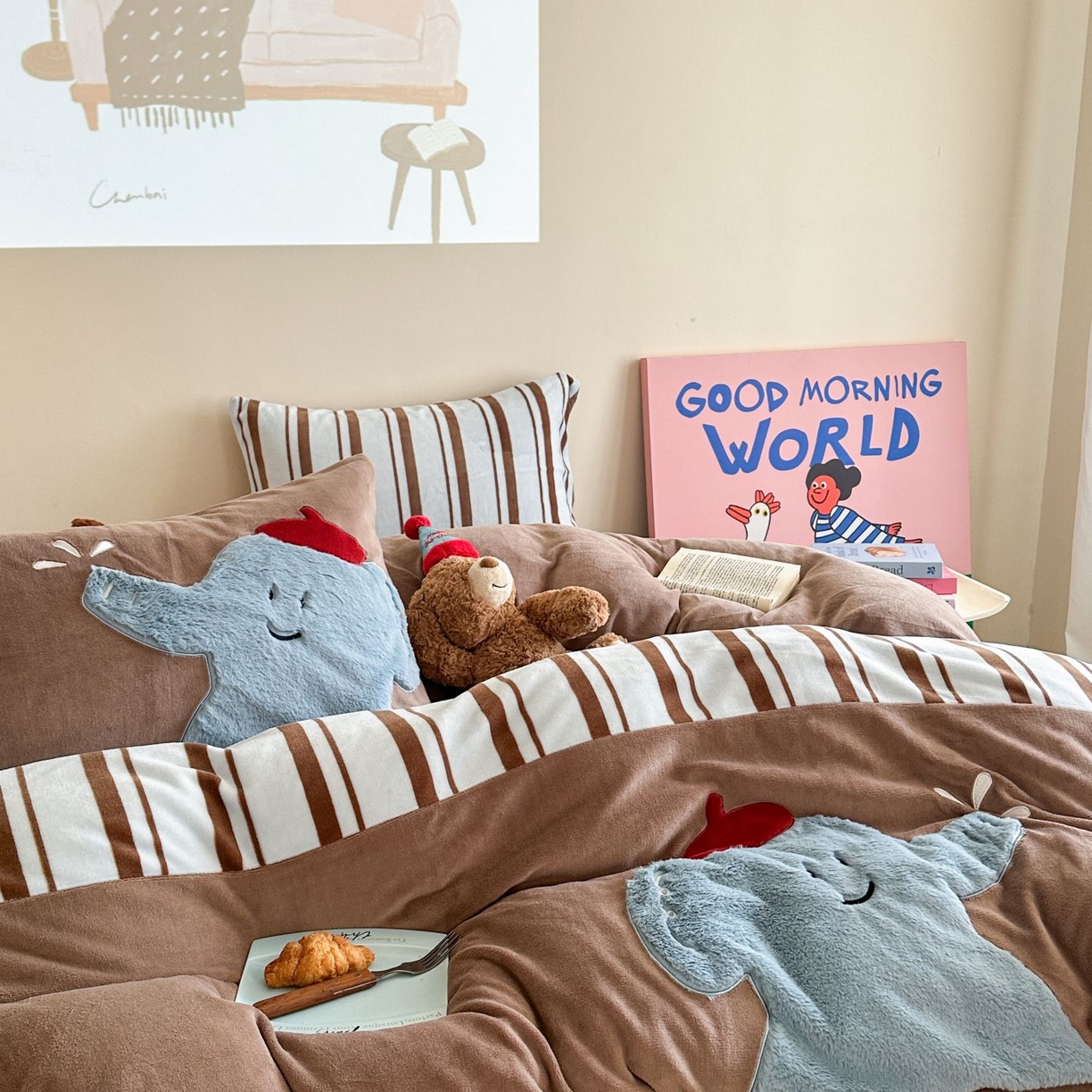 91家纺网 家纺一手货源 找家纺 觅糖家纺 2025新款牛奶绒卡通贴布绣系列四件套 嬉戏小象