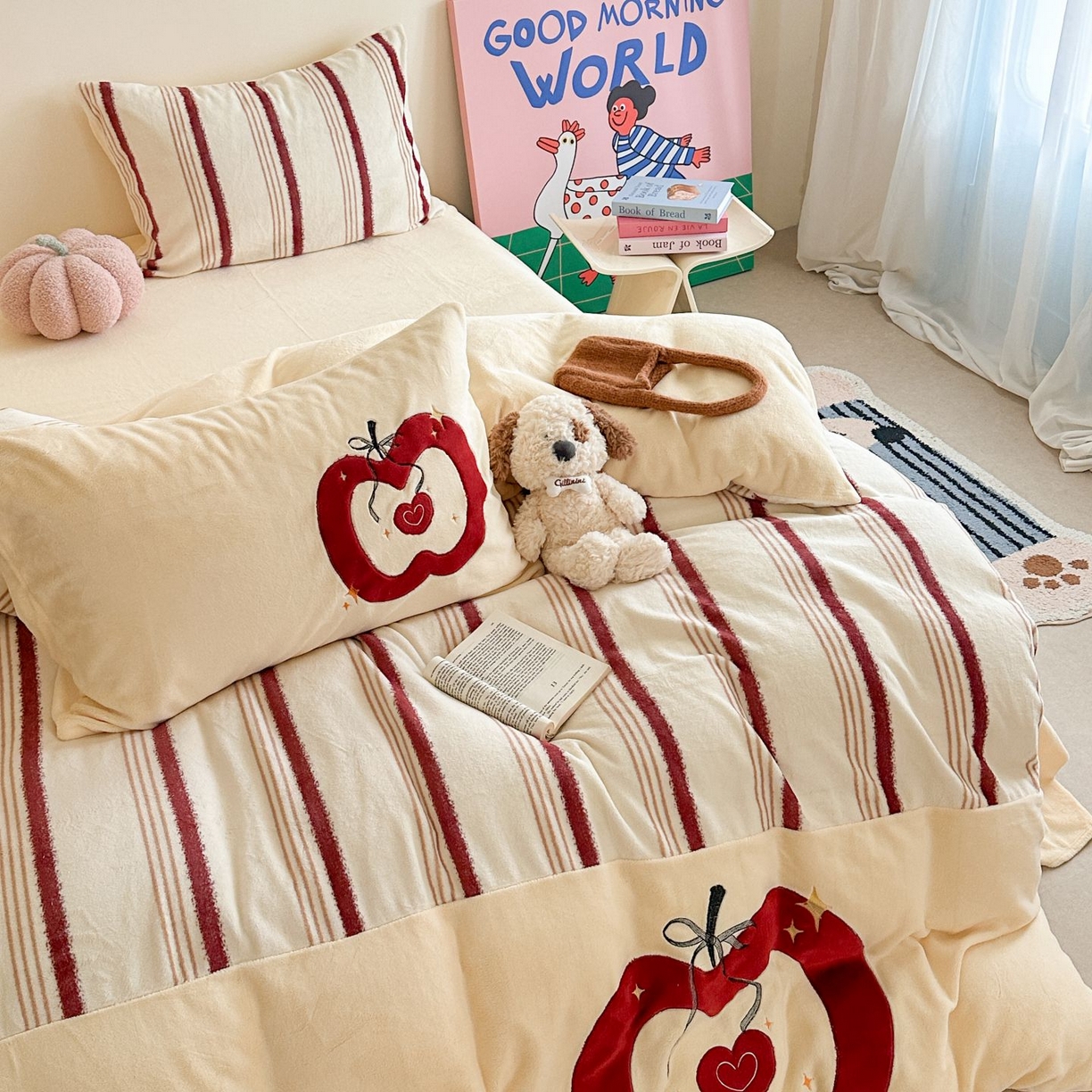 91家纺网 家纺一手货源 找家纺 觅糖家纺 2025新款牛奶绒卡通贴布绣系列四件套 红苹果乐园