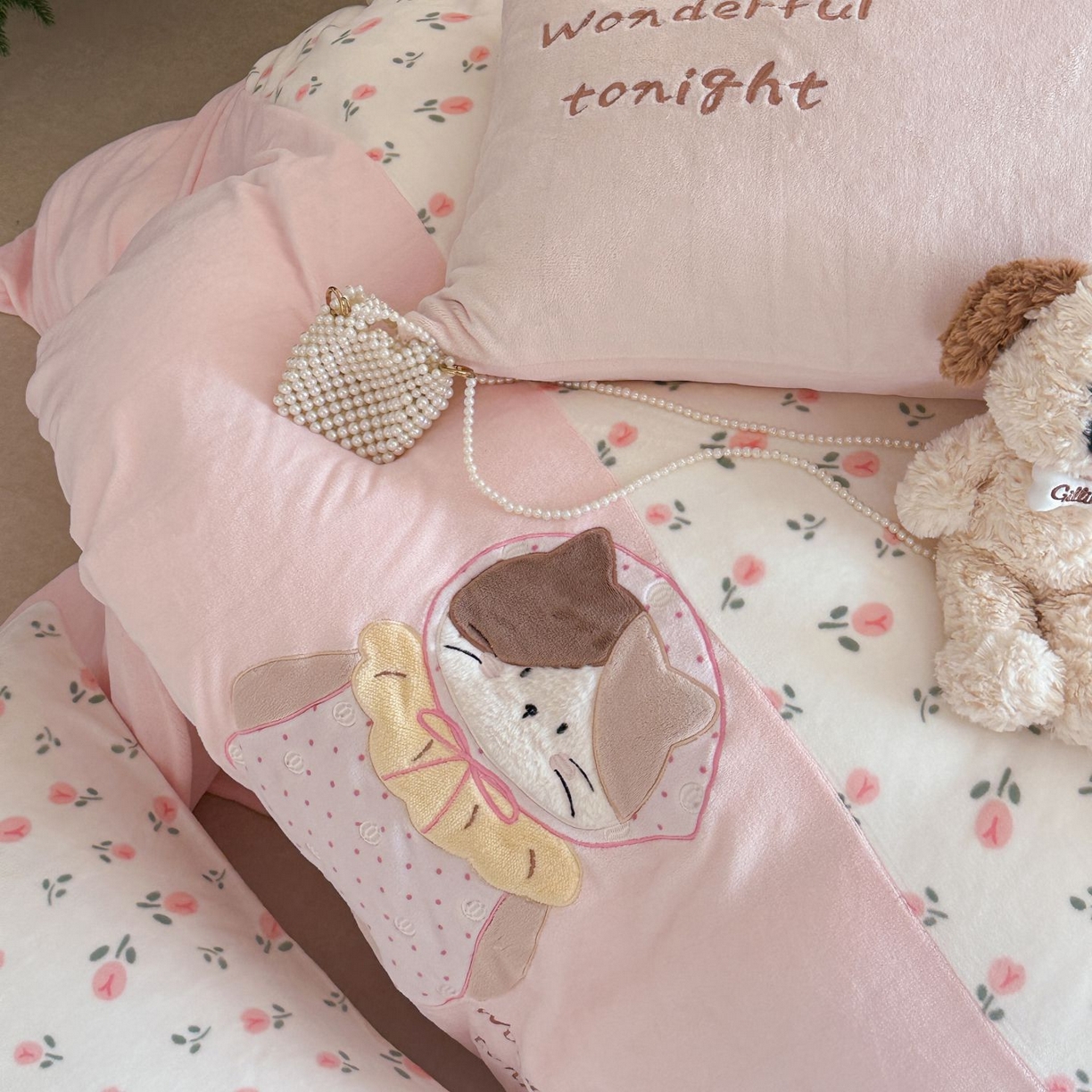 91家纺网 家纺一手货源 找家纺 觅糖家纺 2025新款牛奶绒卡通贴布绣系列四件套 三花猫咪