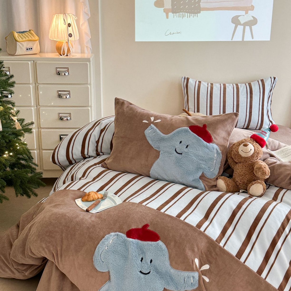 91家纺网 家纺一手货源 找家纺 觅糖家纺 2025新款牛奶绒卡通贴布绣系列四件套 嬉戏小象