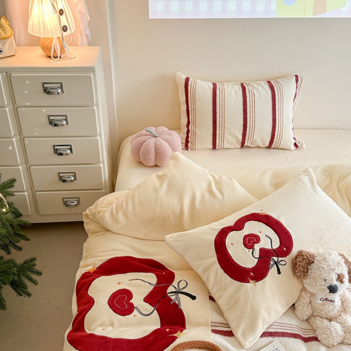 91家纺网 家纺一手货源 找家纺 觅糖家纺 2025新款牛奶绒卡通贴布绣系列四件套 红苹果乐园