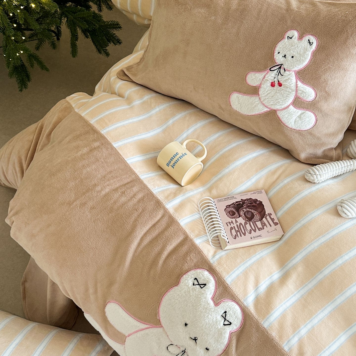 91家纺网 家纺一手货源 找家纺 觅糖家纺 2025新款牛奶绒卡通贴布绣系列四件套 兔小姐