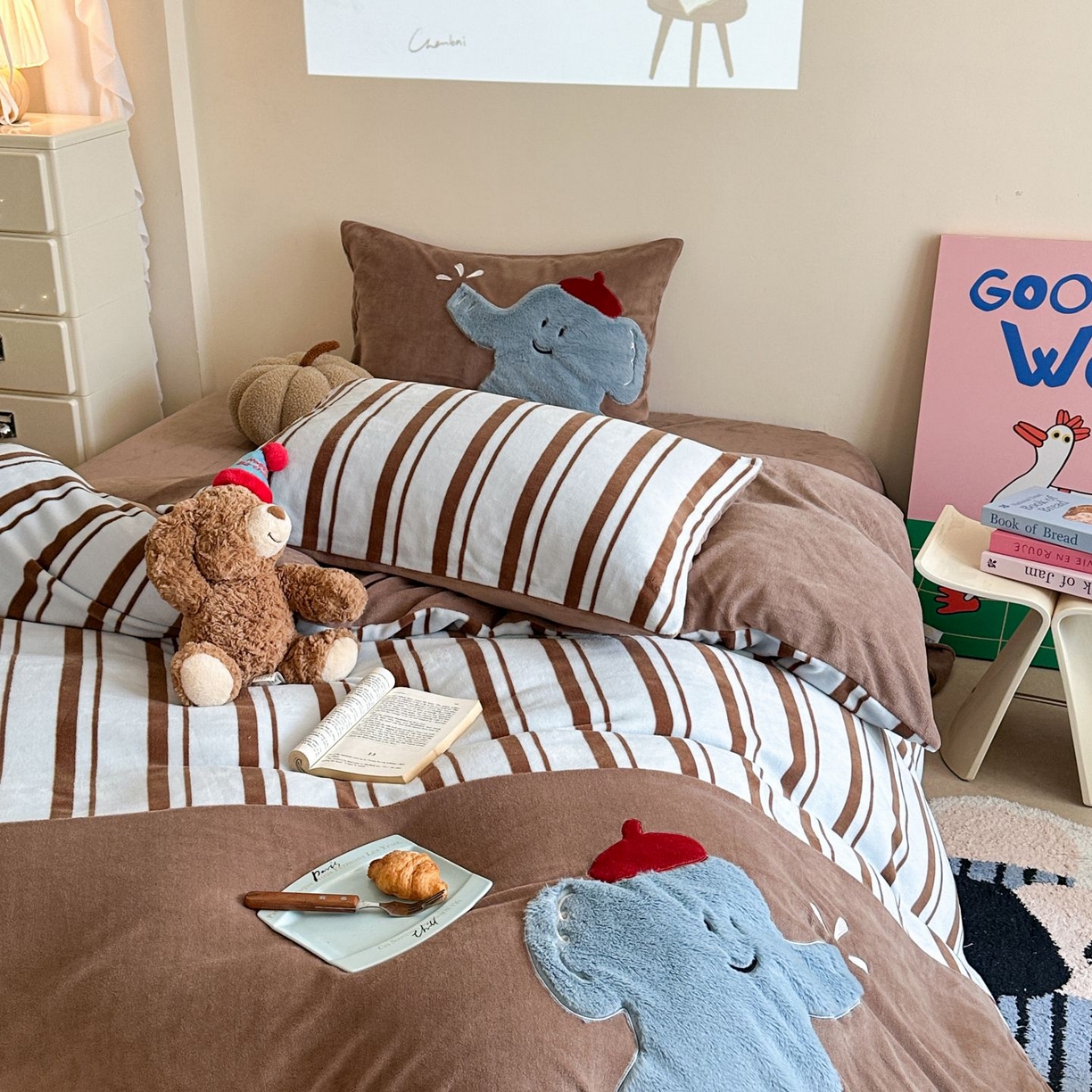 91家纺网 家纺一手货源 找家纺 觅糖家纺 2025新款牛奶绒卡通贴布绣系列四件套 嬉戏小象