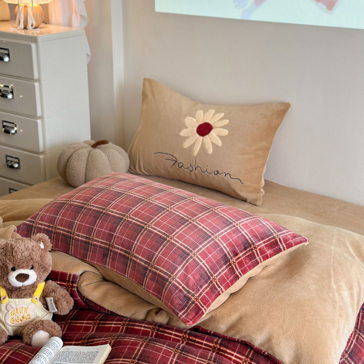 91家纺网 家纺一手货源 找家纺 觅糖家纺 2025新款牛奶绒卡通贴布绣系列四件套 雏菊之恋