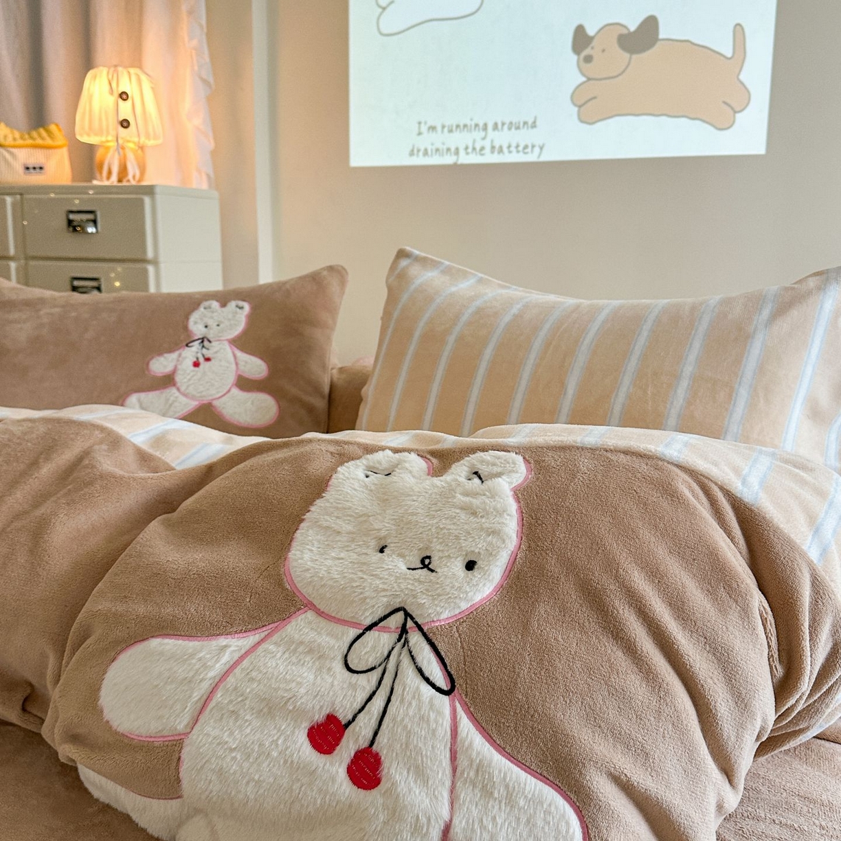 91家纺网 家纺一手货源 找家纺 觅糖家纺 2025新款牛奶绒卡通贴布绣系列四件套 兔小姐