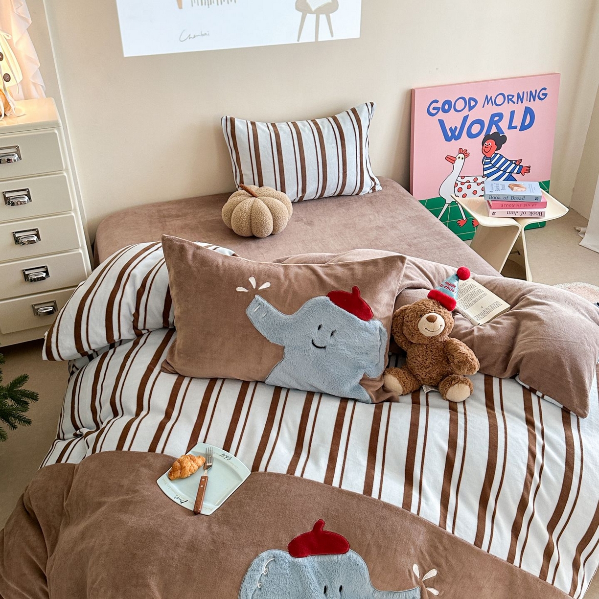 91家纺网 家纺一手货源 找家纺 觅糖家纺 2025新款牛奶绒卡通贴布绣系列四件套 嬉戏小象