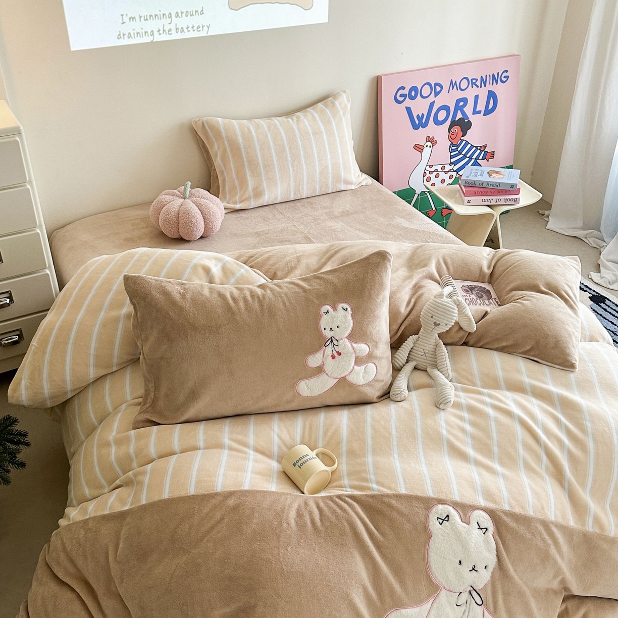 91家纺网 家纺一手货源 找家纺 觅糖家纺 2025新款牛奶绒卡通贴布绣系列四件套 兔小姐