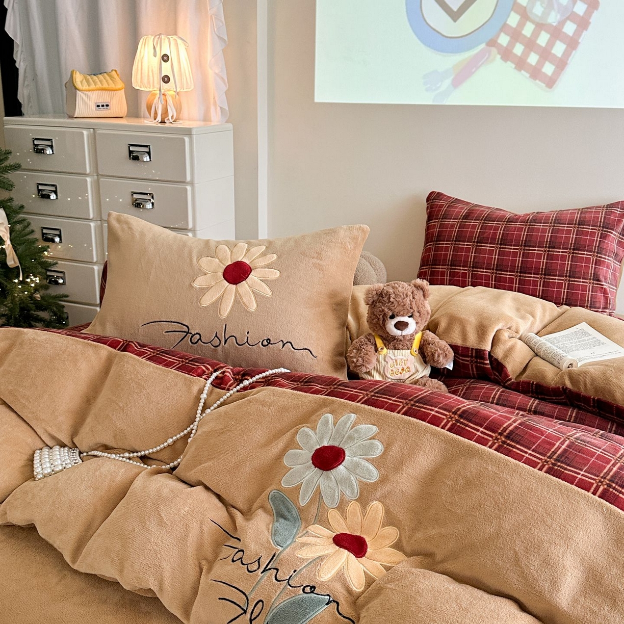 91家纺网 家纺一手货源 找家纺 觅糖家纺 2025新款牛奶绒卡通贴布绣系列四件套 雏菊之恋