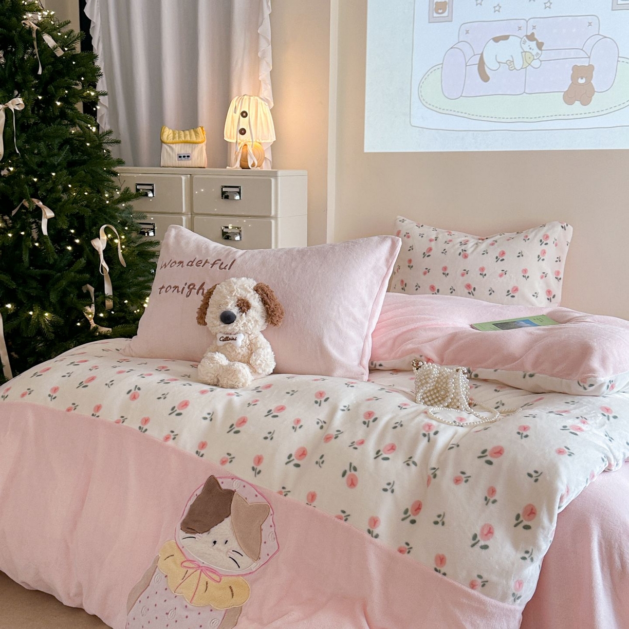 91家纺网 家纺一手货源 找家纺 觅糖家纺 2025新款牛奶绒卡通贴布绣系列四件套 三花猫咪