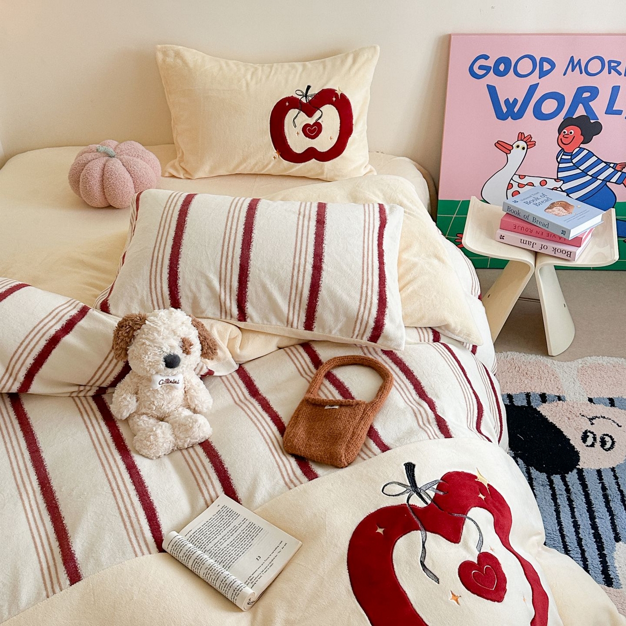 91家纺网 家纺一手货源 找家纺 觅糖家纺 2025新款牛奶绒卡通贴布绣系列四件套 红苹果乐园