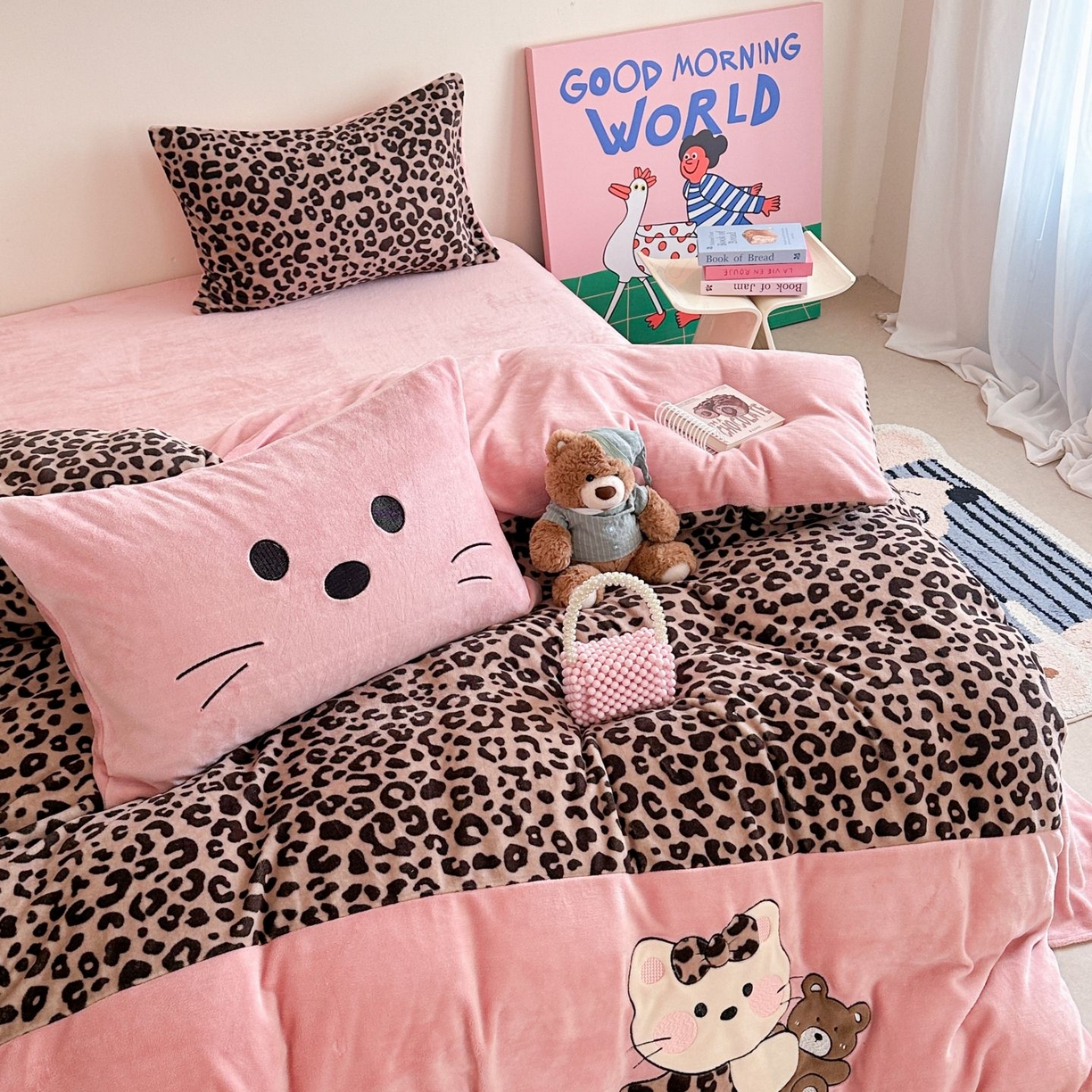 91家纺网 家纺一手货源 找家纺 觅糖家纺 2025新款牛奶绒卡通贴布绣系列四件套 豹纹小猫