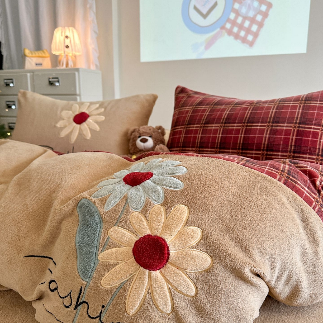 91家纺网 家纺一手货源 找家纺 觅糖家纺 2025新款牛奶绒卡通贴布绣系列四件套 雏菊之恋