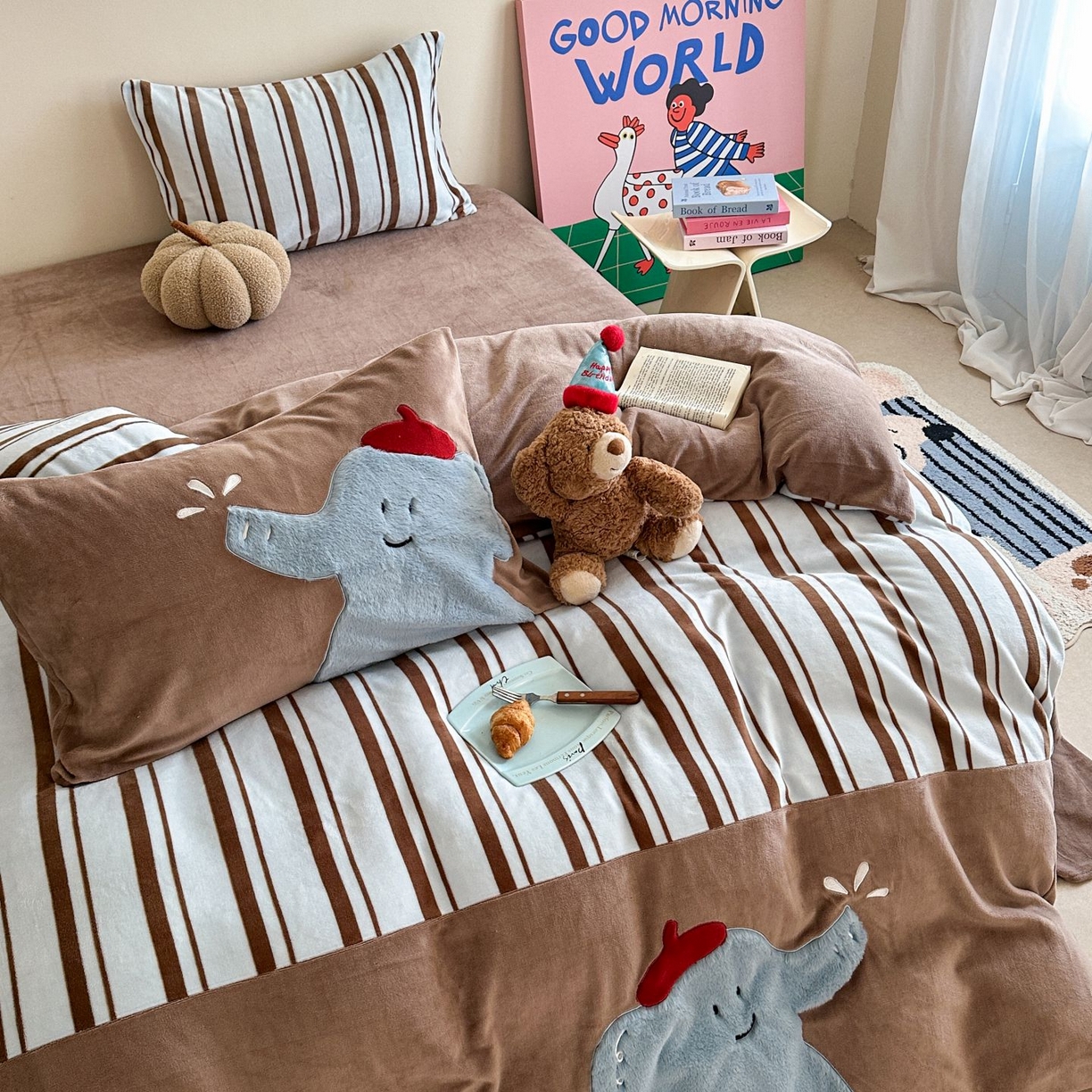 91家纺网 家纺一手货源 找家纺 觅糖家纺 2025新款牛奶绒卡通贴布绣系列四件套 嬉戏小象