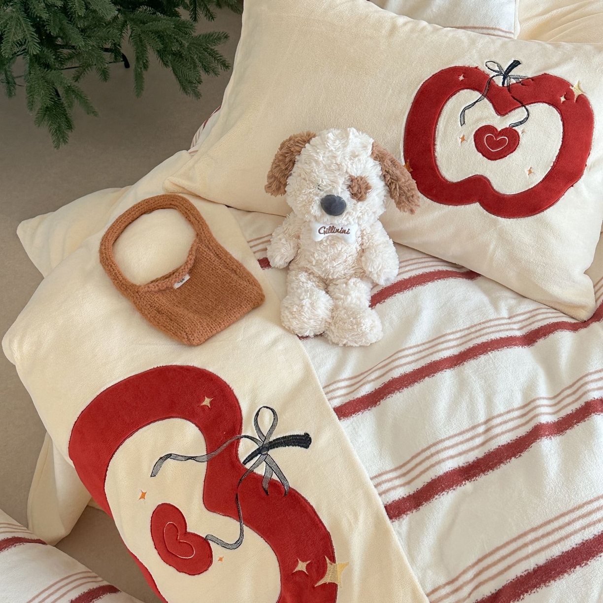 91家纺网 家纺一手货源 找家纺 觅糖家纺 2025新款牛奶绒卡通贴布绣系列四件套 红苹果乐园