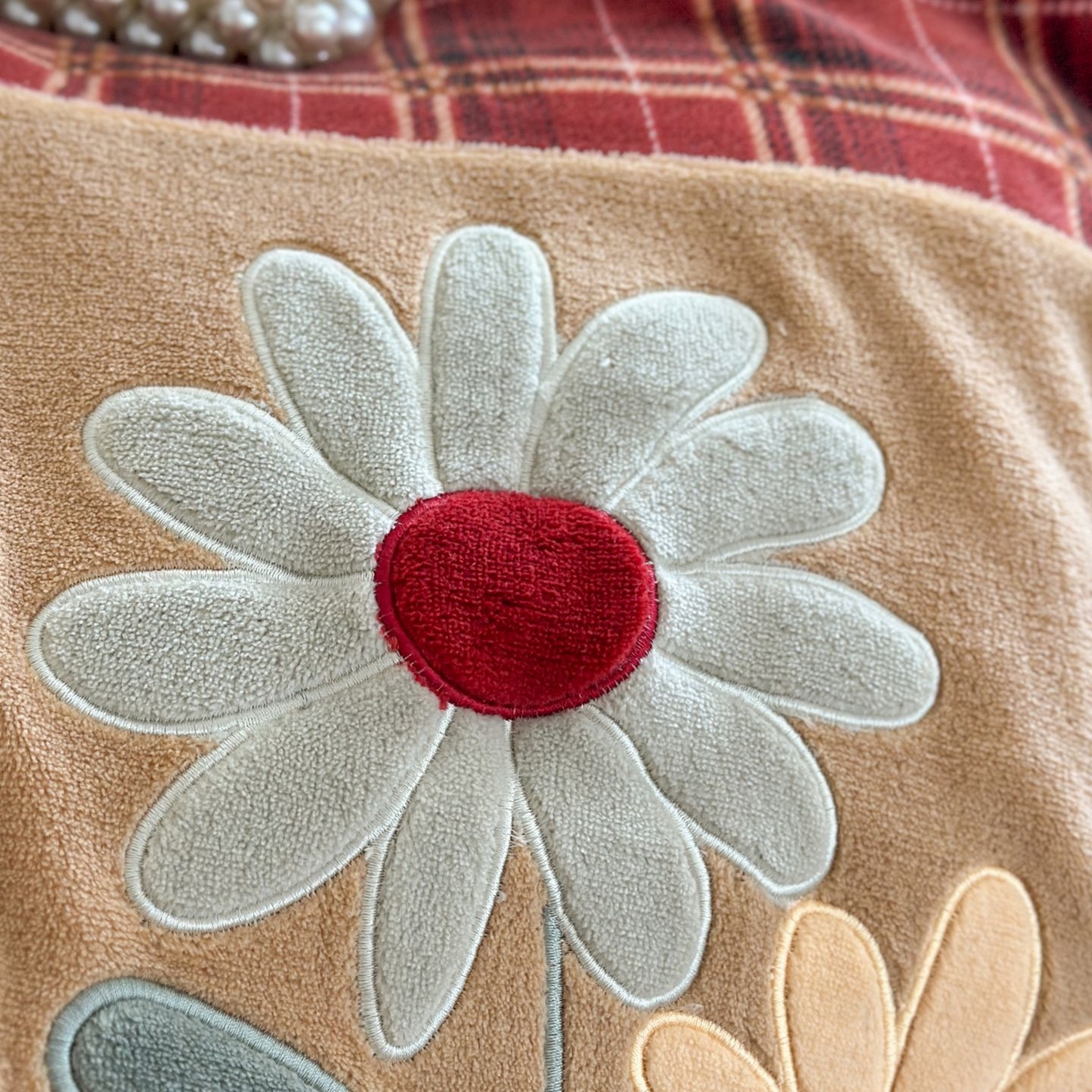 91家纺网 家纺一手货源 找家纺 觅糖家纺 2025新款牛奶绒卡通贴布绣系列四件套 雏菊之恋