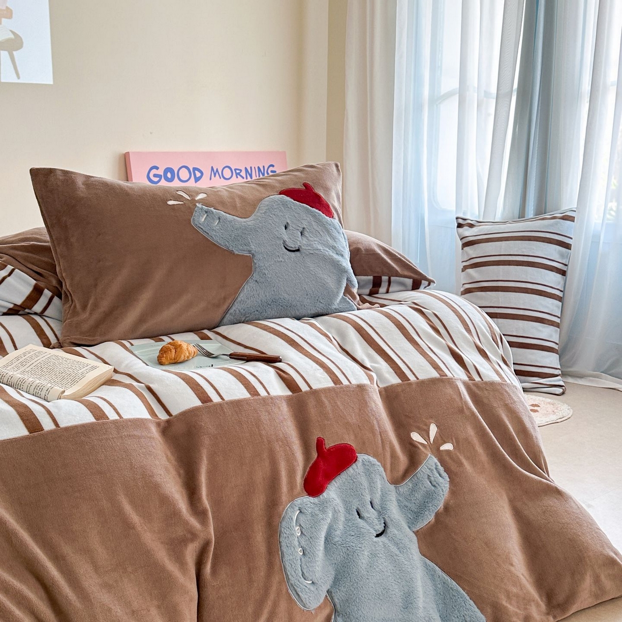 91家纺网 家纺一手货源 找家纺 觅糖家纺 2025新款牛奶绒卡通贴布绣系列四件套 嬉戏小象