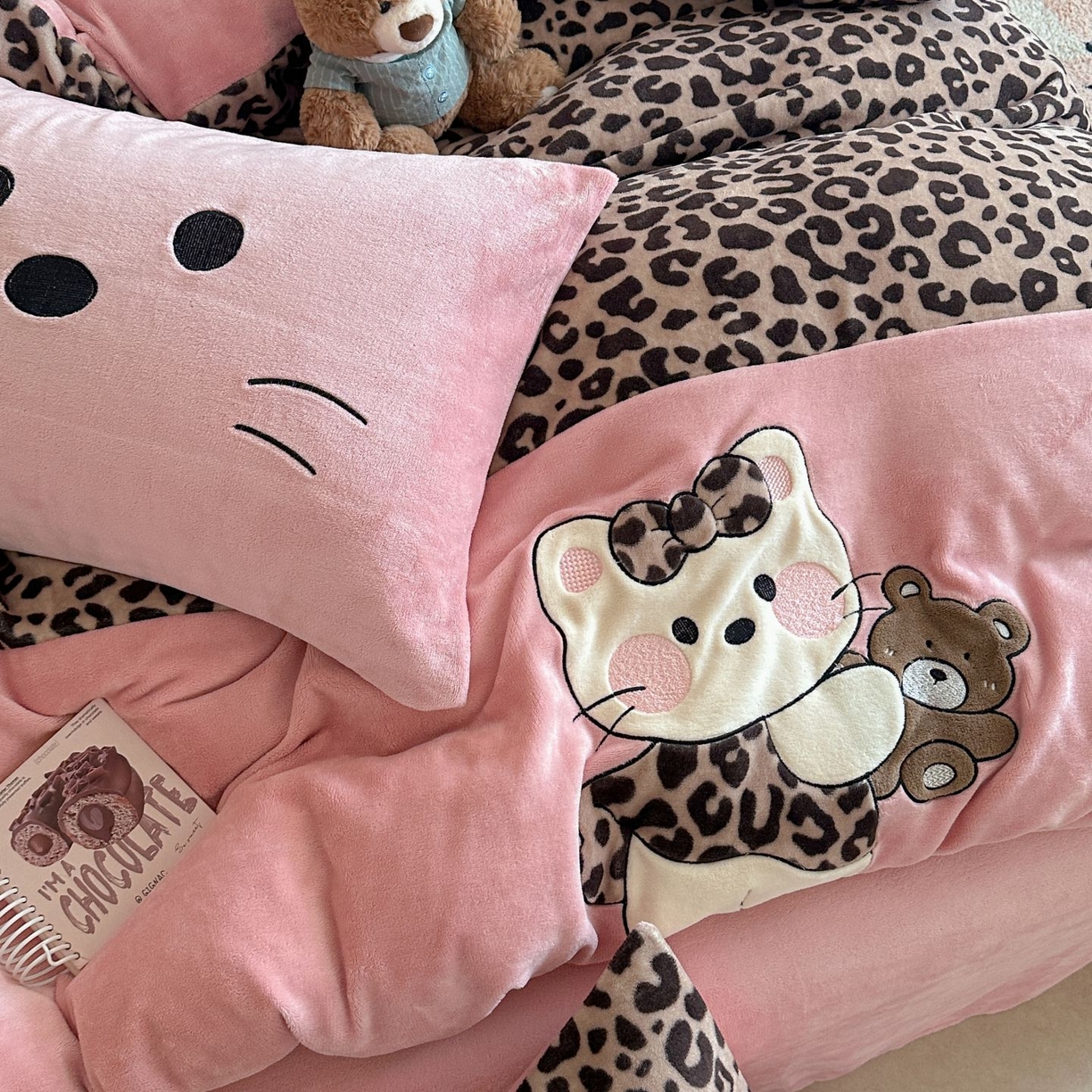 91家纺网 家纺一手货源 找家纺 觅糖家纺 2025新款牛奶绒卡通贴布绣系列四件套 豹纹小猫