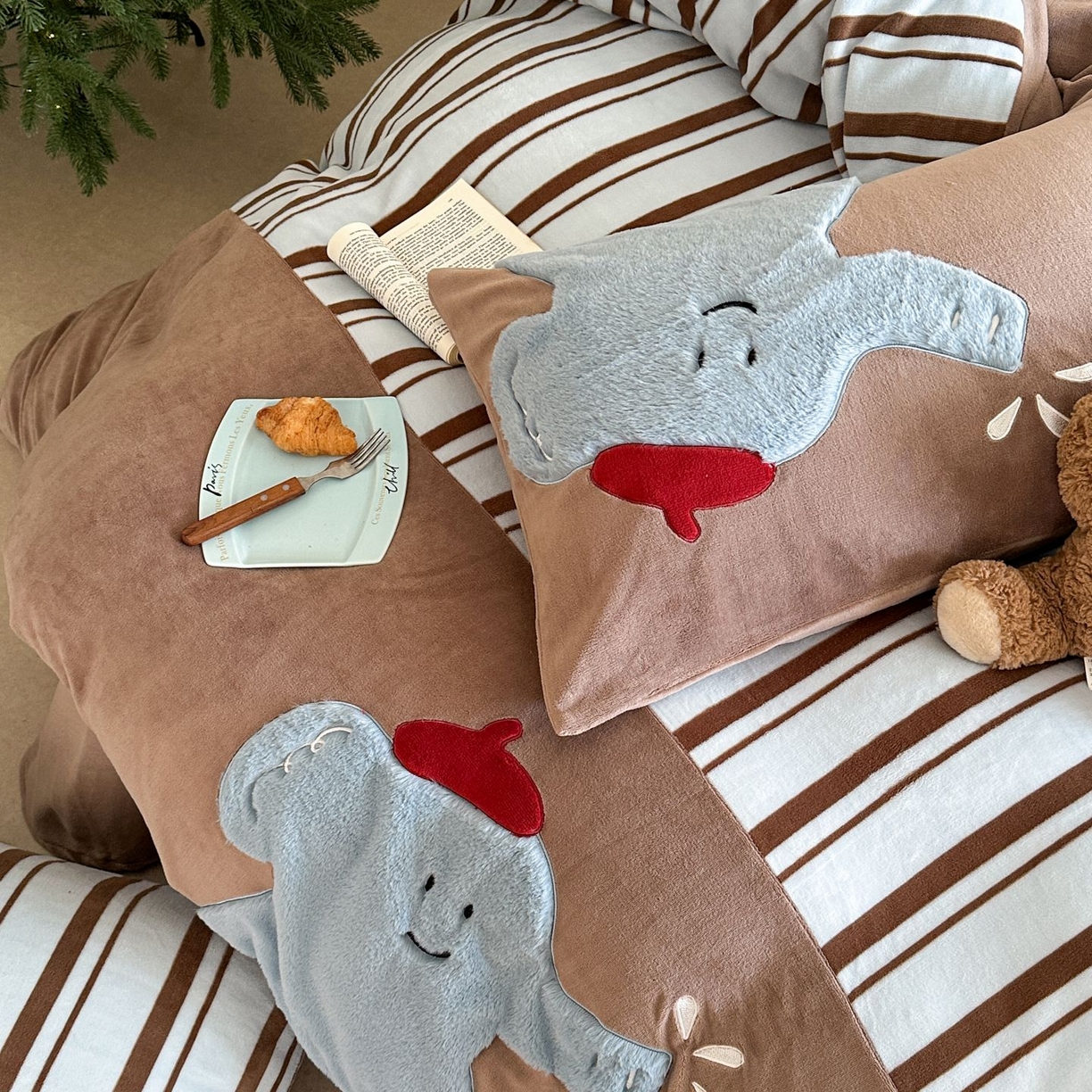 91家纺网 家纺一手货源 找家纺 觅糖家纺 2025新款牛奶绒卡通贴布绣系列四件套 嬉戏小象