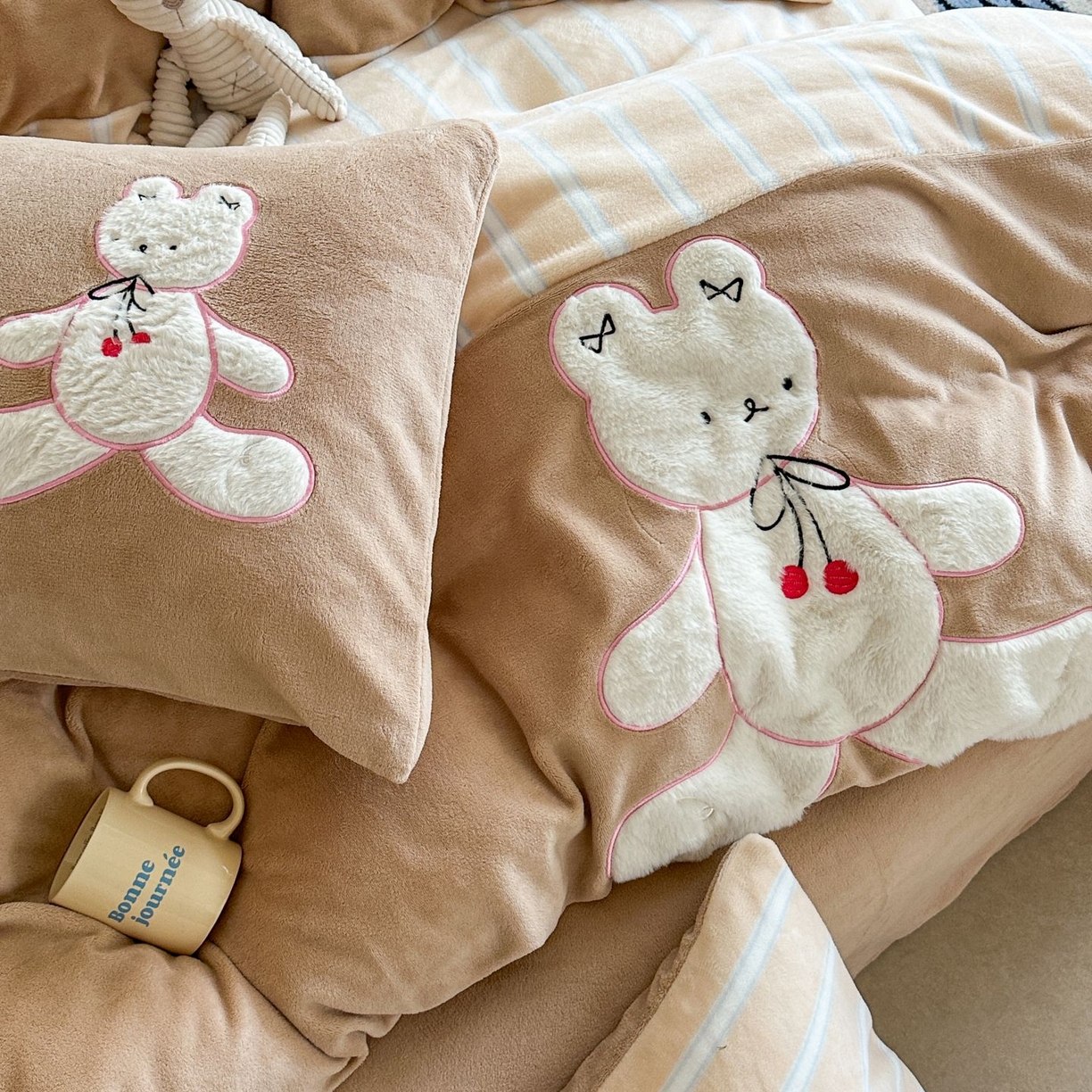 91家纺网 家纺一手货源 找家纺 觅糖家纺 2025新款牛奶绒卡通贴布绣系列四件套 兔小姐