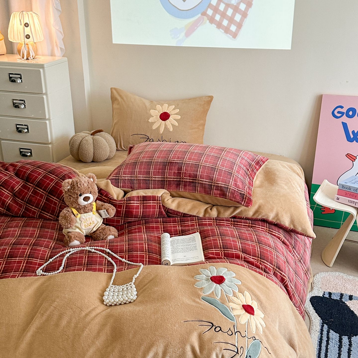 91家纺网 家纺一手货源 找家纺 觅糖家纺 2025新款牛奶绒卡通贴布绣系列四件套 雏菊之恋