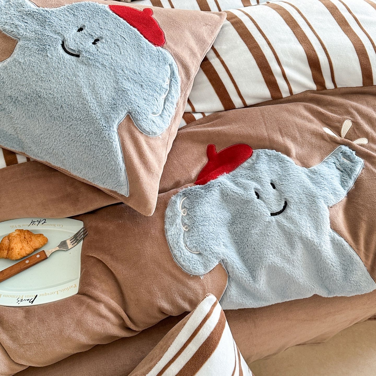 91家纺网 家纺一手货源 找家纺 觅糖家纺 2025新款牛奶绒卡通贴布绣系列四件套 嬉戏小象