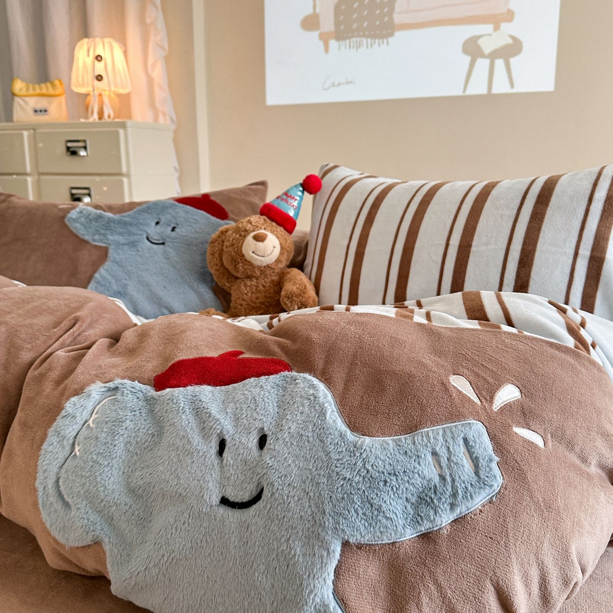 91家纺网 家纺一手货源 找家纺 觅糖家纺 2025新款牛奶绒卡通贴布绣系列四件套 嬉戏小象