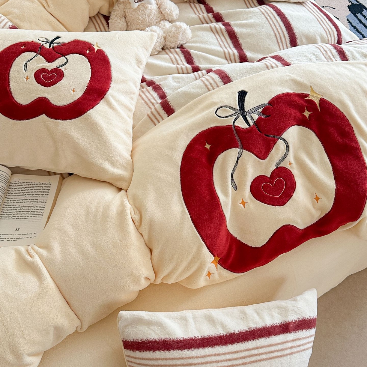 91家纺网 家纺一手货源 找家纺 觅糖家纺 2025新款牛奶绒卡通贴布绣系列四件套 红苹果乐园