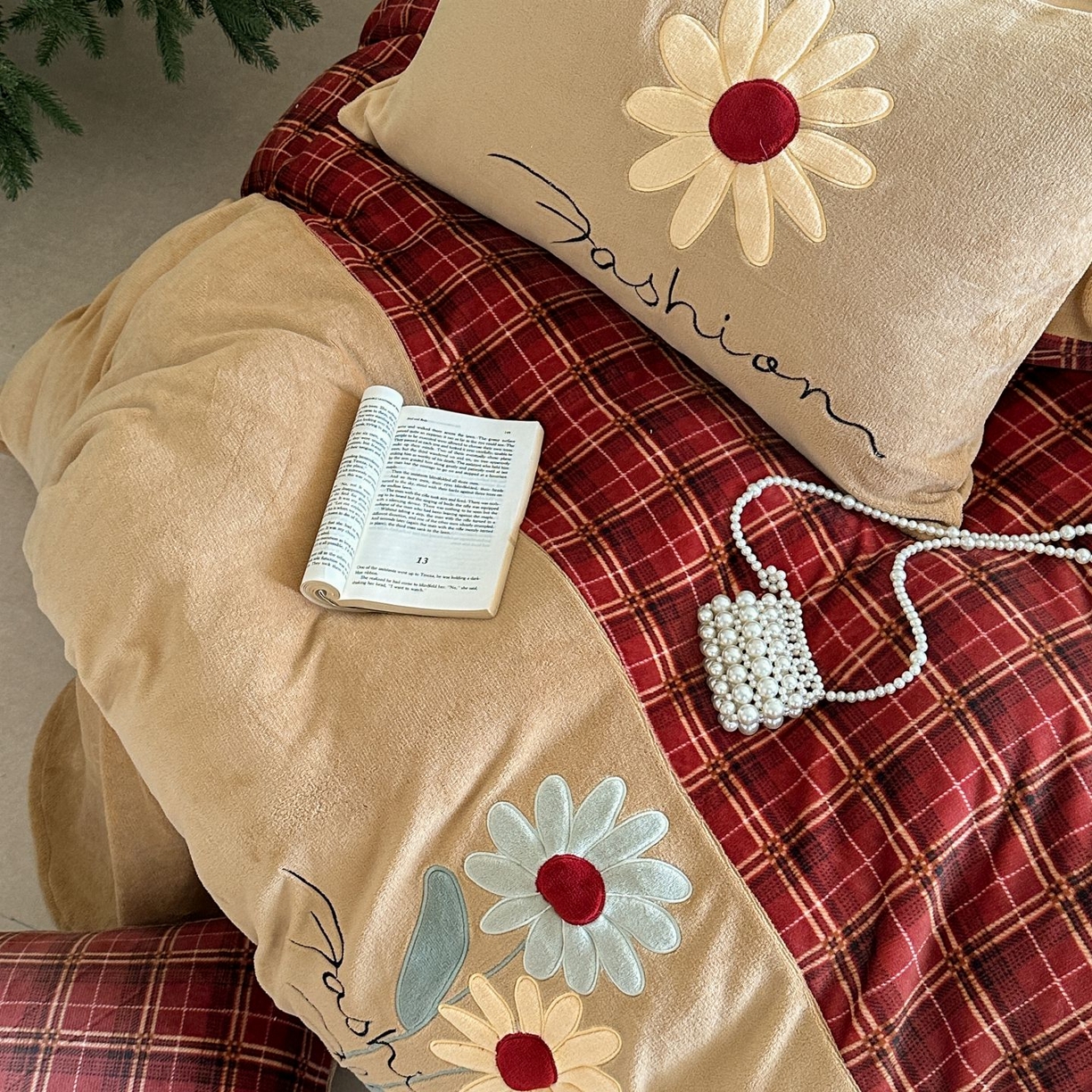 91家纺网 家纺一手货源 找家纺 觅糖家纺 2025新款牛奶绒卡通贴布绣系列四件套 雏菊之恋