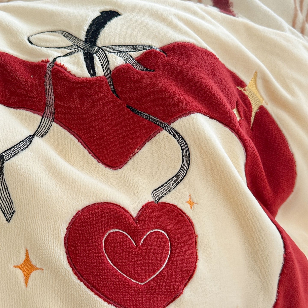 91家纺网 家纺一手货源 找家纺 觅糖家纺 2025新款牛奶绒卡通贴布绣系列四件套 红苹果乐园