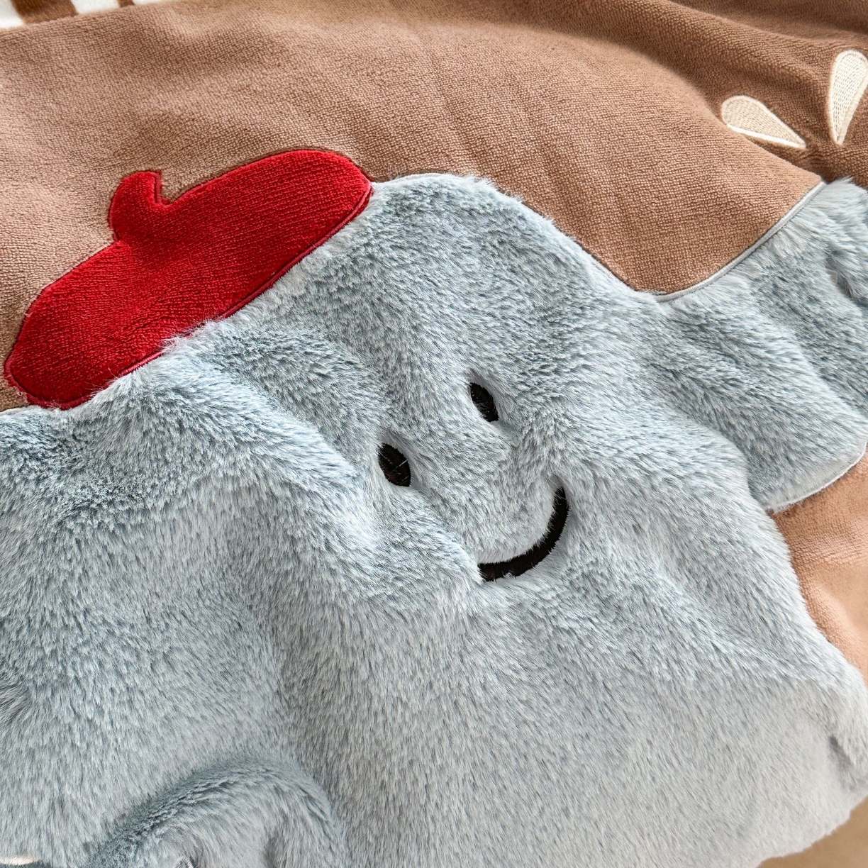 91家纺网 家纺一手货源 找家纺 觅糖家纺 2025新款牛奶绒卡通贴布绣系列四件套 嬉戏小象