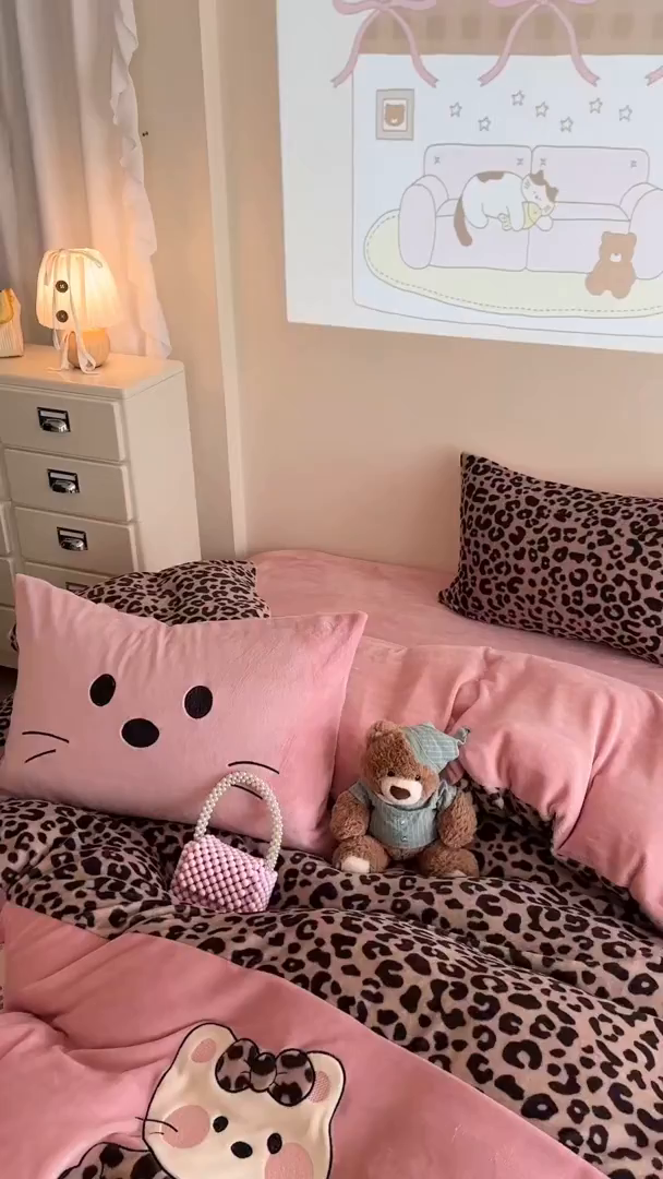 91家纺网 家纺一手货源 找家纺 觅糖家纺 2025新款牛奶绒卡通贴布绣系列四件套 豹纹小猫