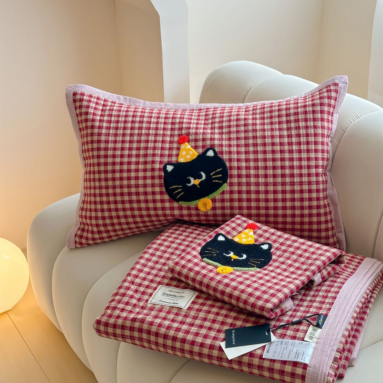 91家纺网 家纺一手货源 找家纺 觅糖家纺 2025新款色织水洗棉毛巾绣床盖四件套 红格子猫