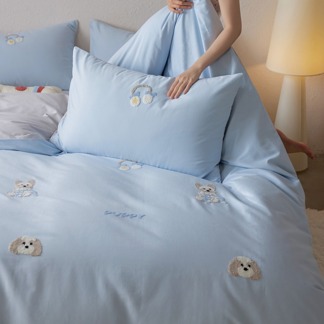 91家纺网 家纺一手货源 找家纺 （总）简纯主义 2025新款全棉磨毛毛巾绣绣花四件套-耳机小狗