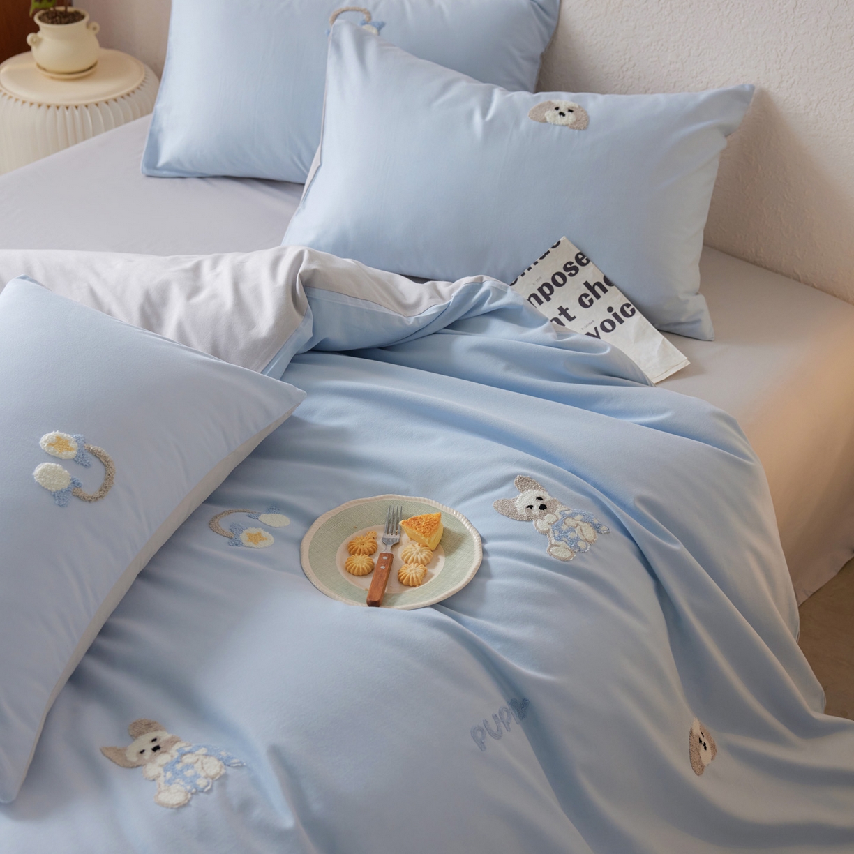 91家纺网 家纺一手货源 找家纺 （总）简纯主义 2025新款全棉磨毛毛巾绣绣花四件套-耳机小狗